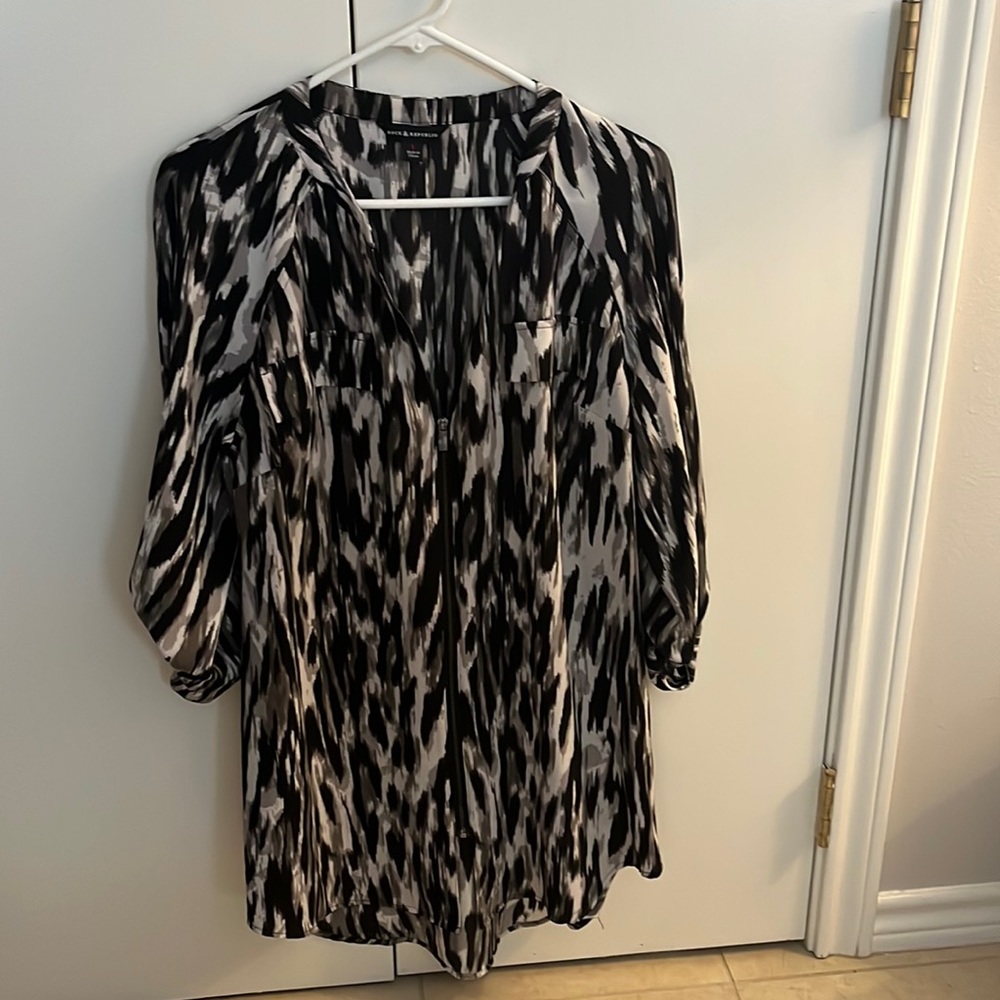 Size L | Women’s black, white, and gray blouse | 3/4 sleeve - zip front